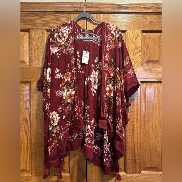 Vince Camuto Floral Topper - Picture 2 of 6